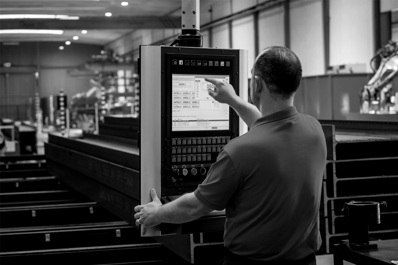 A Blocotelha worker operating on a screen at the factory.